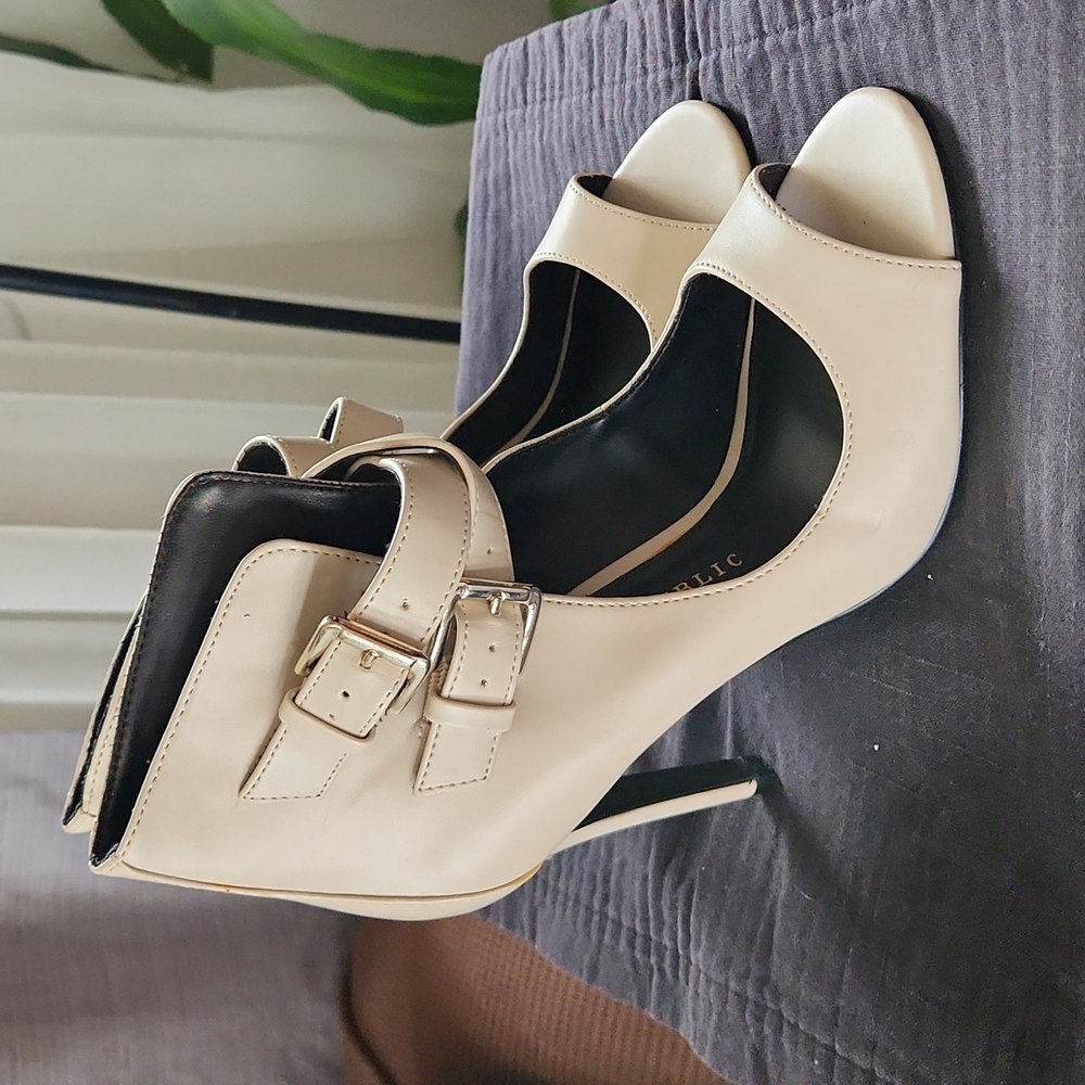 Womens rock and republic cream heels size 6.5